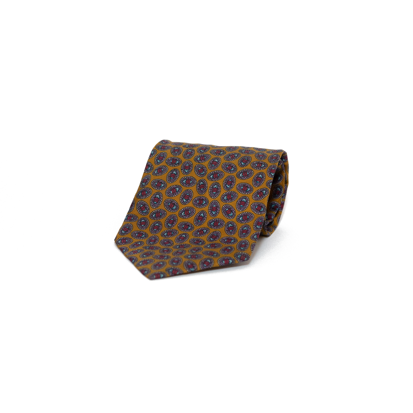 Vintage silkeslips fra Guy Laroche i en varm sennepsgul bunnfarge, dekorert med et klassisk paisleymønster i dempede toner av rødt, blått og grønt. De små dråpeformede motivene har en fin orientalsk referanse og gir slipset et rikt og uttrykksfullt preg.