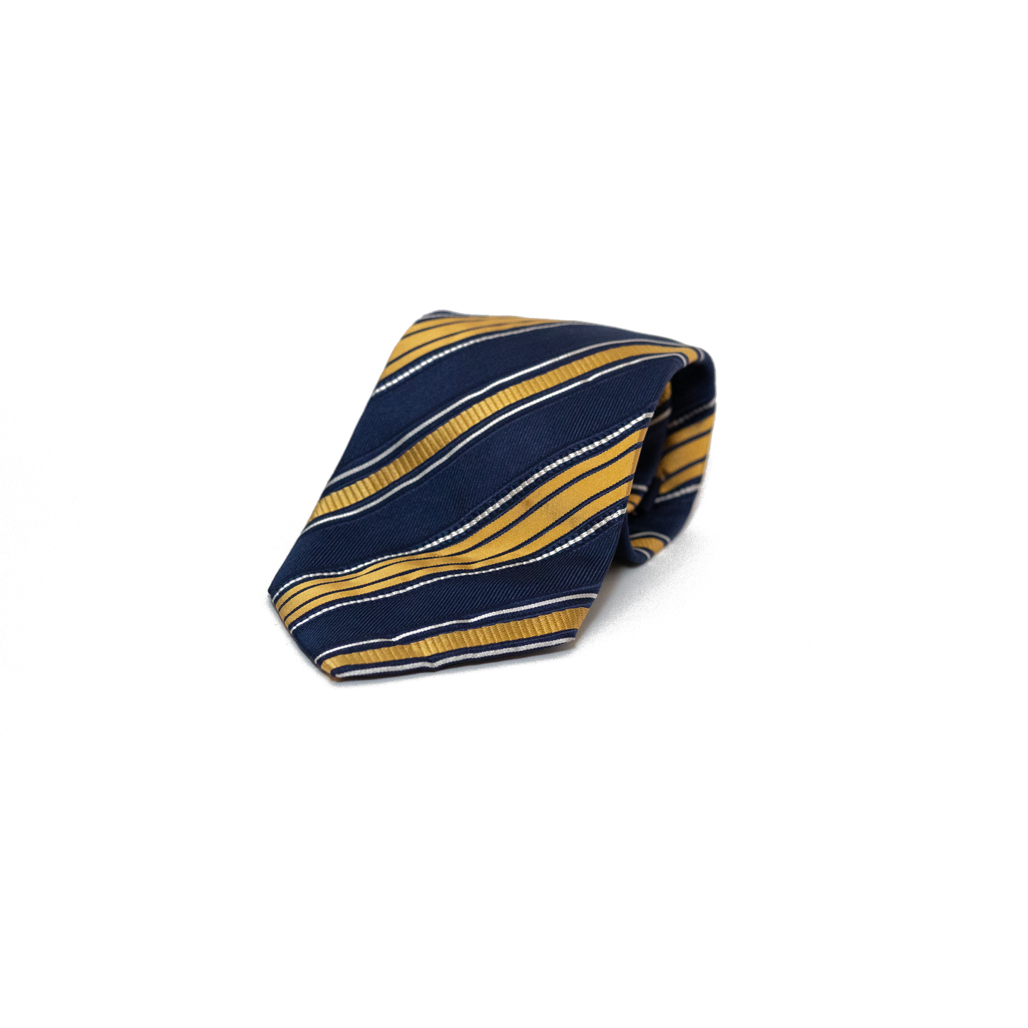 Mørkeblått vintage slips fra italienske Damiani, med diagonale striper i gulltone og tynnere striper i hvitt. Det klassiske stripemønsteret gir slipset et tradisjonelt regimentalt uttrykk, samtidig som det holder seg innenfor et tidløst utseende.