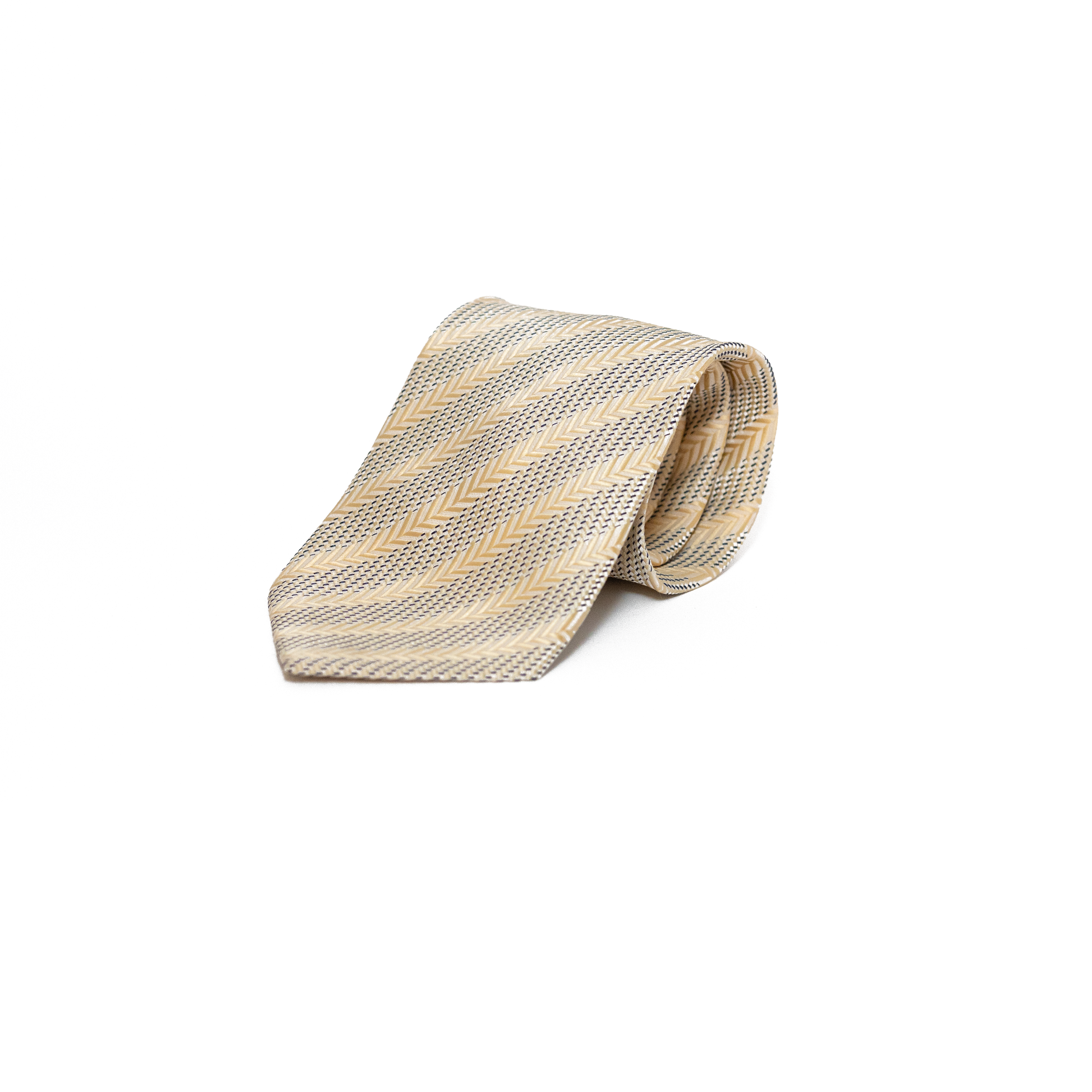 Lyst vintage slips fra italienske Gianni Versace, vevd i et fiskebensmønster med diagonale striper i beige, krem og mørkeblått. Den vevde teksturen gir slipset variasjon og dybde, samtidig som det holder seg innenfor et klassisk og dempet uttrykk.