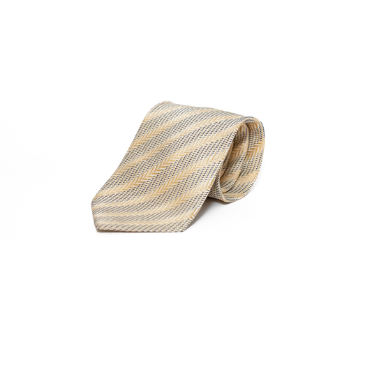 Lyst vintage slips fra italienske Gianni Versace, vevd i et fiskebensmønster med diagonale striper i beige, krem og mørkeblått. Den vevde teksturen gir slipset variasjon og dybde, samtidig som det holder seg innenfor et klassisk og dempet uttrykk.