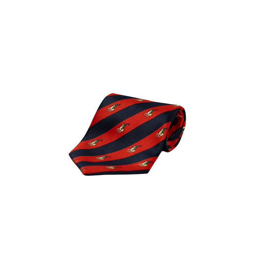 Vintage slips fra René Chagal, med diagonale striper i rødt og mørkeblått og innvevde motiver av jockey til hest. Det klassiske stripemønsteret kombinert med det figurative motivet gir slipset en lekende karakter, samtidig som det holder seg innenfor en tradisjonell uttrykksform.