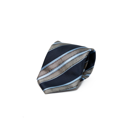 Vintage silkeslips fra Valentino med diagonale striper i marineblå, lyseblå og varmgrå over hele lengden. Den glatte silken fanger lyset og gir stripene et fint glansspill, og den klassiske regimental-stilen gir slipset et stramt og raffinert uttrykk.