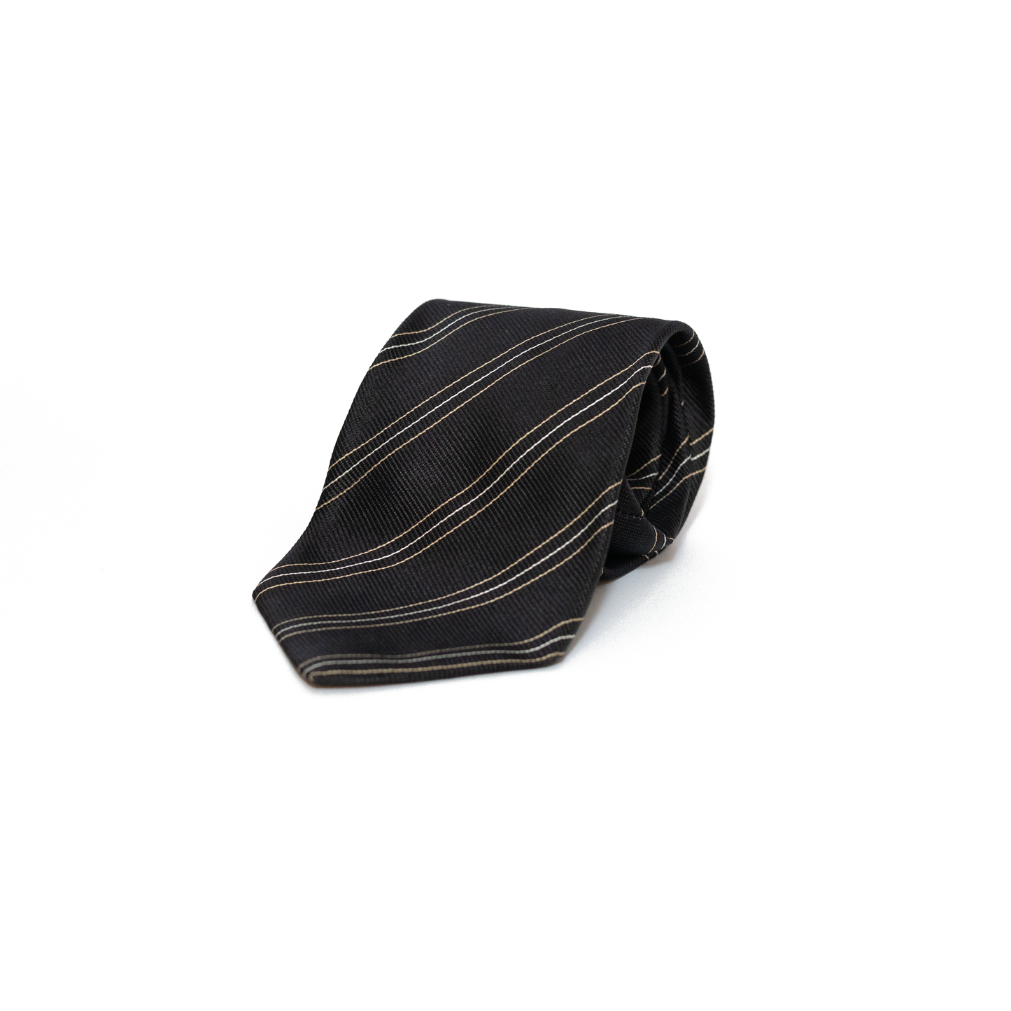 Sort vintage slips fra Yves Gerard, med tynne diagonale striper i hvitt og gulltone. Det enkle stripemønsteret gir slipset diskret variasjon, samtidig som det holder seg innenfor et klassisk og dempet uttrykk.